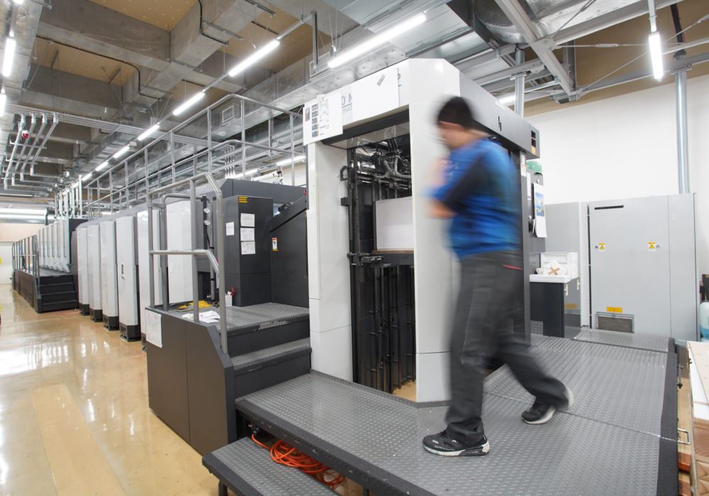 世界初 6色両面UV機のハイパフォーマンス